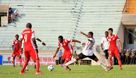 Nếu tiếp tục chơi máu lửa, chặt chẽ, đội Đồng Nai (áo sậm) hy vọng có điểm trong cuộc đối đầu với Thanh Hóa. Ảnh: H. ANH