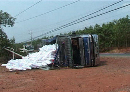 Xe chở phân đạm lật nghiêng bên đường