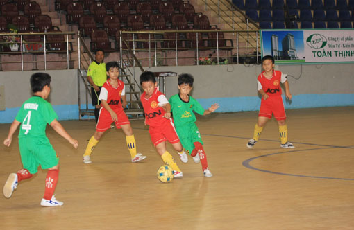 ĐKVĐ Định Quán (áo xanh) đã thất bại trong trận ra quân trước Trảng Bom