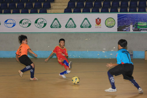 Pha tấn công nguy hiểm của Thống Nhất (áo đỏ) về phía khung thành đội Long Khánh