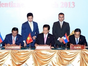 Prime Minister Nguyen Tan Dung,Lao PM Thongsing Thammavong and Cambodian PM Hun Sen sign a joint statement 