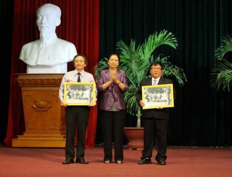 Phó chủ tịch Hội Điện ảnh Việt Nam Dương Cẩm Thúy tặng quà cho đại diện Sở Văn hóa, thể thao và du lịch tỉnh