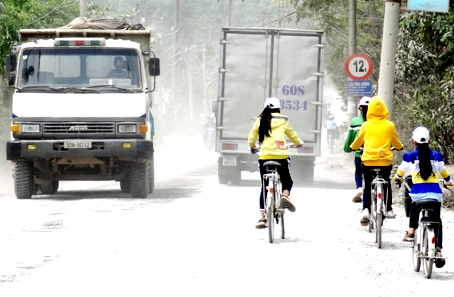 Giờ tan trường, học sinh ở huyện Vĩnh Cửu còn lưu thông với xe tải ben với nguy cơ xảy ra tai nạn giao thông rất cao.