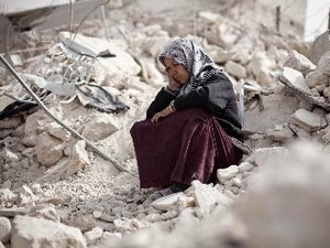 Cảnh đổ nát sau vụ oanh tạc tại quận Tariq al-Bab, Syria ngày 23-2.