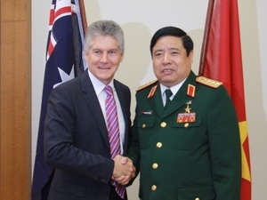 Australian Defence Minister Stephen Smith receives Defence Minister Phung Quang Thanh