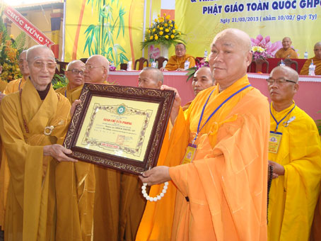 Hòa thượng Thích Minh Chánh (bên trái), Trưởng ban Trị sự Phật giáo tỉnh trao giáo chỉ cho các vị được tấn phong.