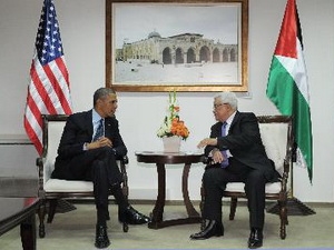 Tổng thống Palestine Mahmoud Abbas gặp Tổng thống Mỹ Barack Obama (trái).