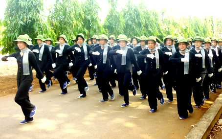 Một buổi tập luyện của Đội nữ tự  vệ Nông trường cao su Bình Lộc. Ảnh: Đ.Việt