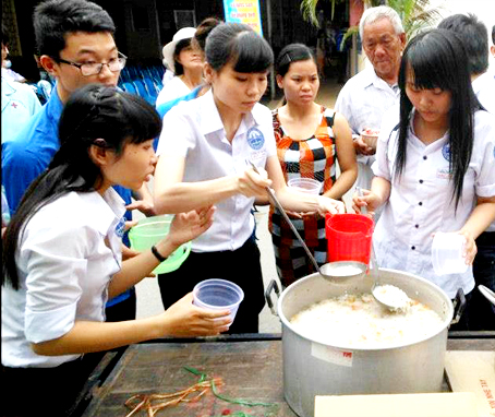 Mỗi phần cháo được trao, yêu thương được nhân lên gấp bội. Ảnh: H. Dung