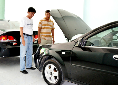 Khách xem xe cũ tại Cửa hàng xe Vi Phong (TP.Biên Hòa).             Ảnh: V.NAM