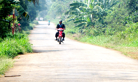 Hiện chỉ có TX. Long Khánh nâng thời gian bảo hành công trình cấp 2-4 lên 18 tháng. Trong ảnh: Một con đường mới làm ở xã Bình Lộc (TX. Long Khánh). 