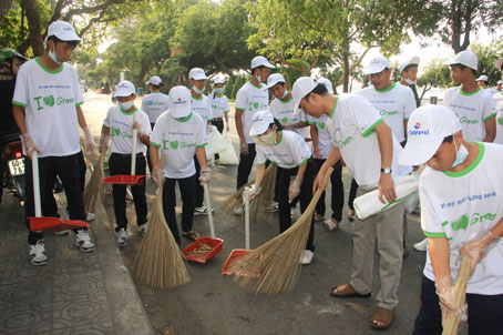 Đoàn viên, thanh niên ra quân dọn dẹp các tuyến đường trong nội ô TP. Biên Hòa