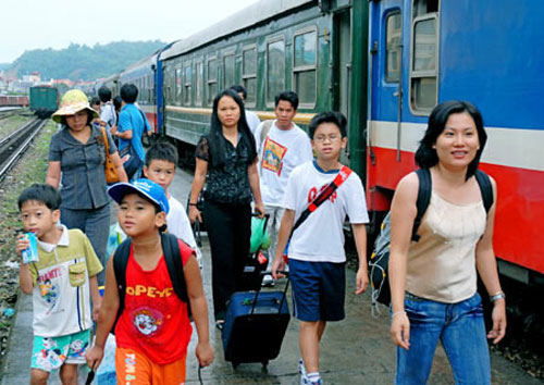 Hành khách đi tàu lửa tăng