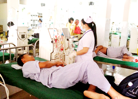 Người lao động có đóng bảo hiểm y tế đang điều trị tại Bệnh viện đa khoa Thống Nhất.