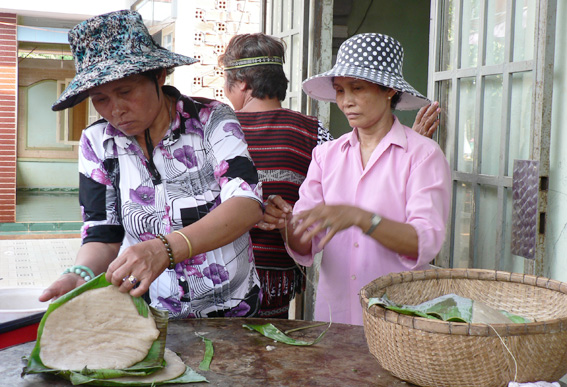 Chế biến bánh giày làm vật cúng lễ