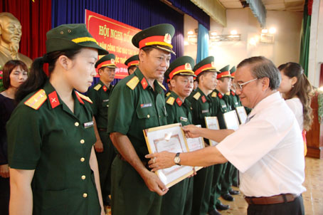 Các tập thể, 15 cá nhân có nhiều đóng góp trong công tác đào tạo nghề được nhận bằng khen của Chủ tịch UBND tỉnh