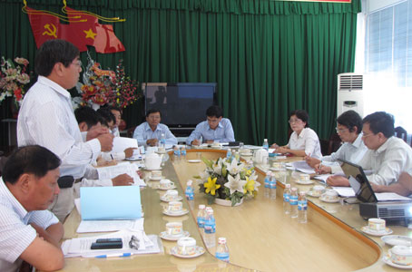 Các đại biểu tham gia góp ý tại cuộc họp