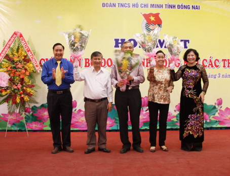  Đồng chí Bùi Xuân Thống, Bí thư Tỉnh đoàn tặng hoa cho các đồng chí nguyên là Bí thư Tỉnh đoàn các khóa