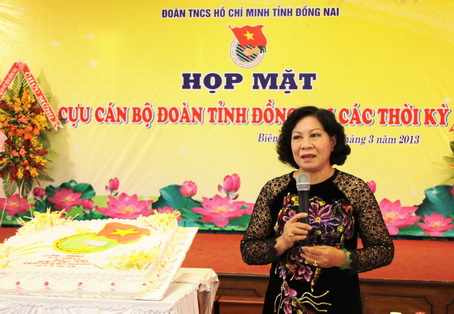 Đồng chí Bùi Ngọc Thanh, Ủy viên Ban TVTU, Trưởng ban Dân vận Tỉnh ủy (nguyên bí thư Tỉnh đoàn khóa 3-4) trò chuyện tại buổi họp mặt.
