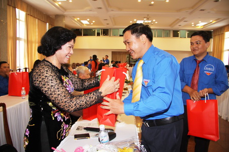 Anh Bùi Xuân Thống tặng quà cho các anh chị nguyên là cán bộ Đoàn