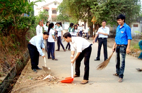 Đoàn viên thanh niên ấp Quảng Lộc ra quân dọn dẹp các tuyến đường trong ấp.