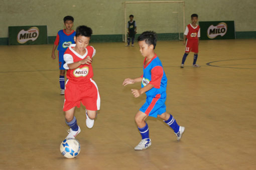 TH Đồng Nai (trái) lội ngược dòng thắng TH Bình Dương 2-1