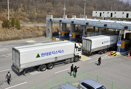 Các xe tải phải quay đầu trở lại Hàn Quốc sau khi bị Triều Tiên cấm cửa vào Kaesong.