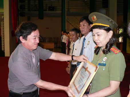 Phó chủ tịch UBND tỉnh Nguyễn Thành Trí trao bằng khen cho các tập thể có thành tích xuất sắc