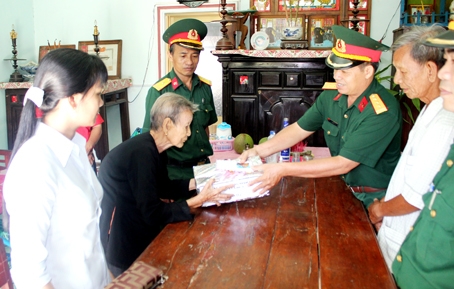 Lãnh đạo Lữ đoàn 25 Công binh tặng quà cho gia đình chính sách ở xã Tân Bình (huyện Vĩnh Cửu).