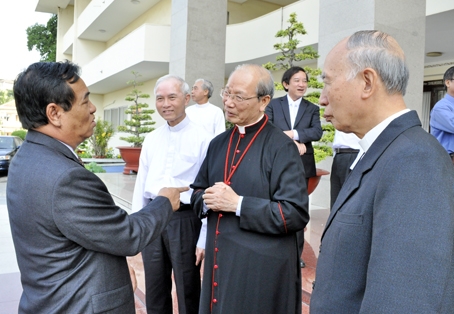 Giám mục Giáo phận Xuân Lộc Nguyễn Chu Trinh chúc mừng lãnh đạo tỉnh nhân dịp Tết Nguyên đán năm 2013. Ảnh: Công Nghĩa