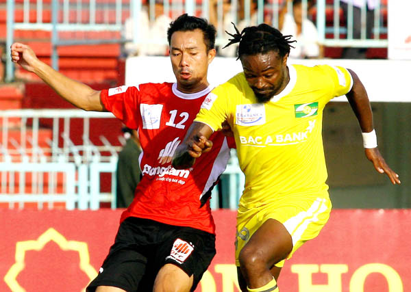 Dù không ghi bàn nhưng Kavin (phải) vẫn có công rất lớn trong chiến thắng của SLNA trước ĐT.LA.