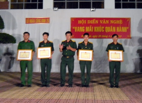 Trao giải cho các 