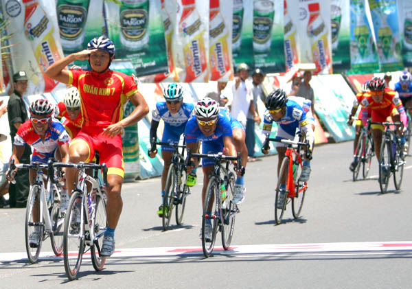 Giải đua xe đạp Cúp HTV 2013: Nguyễn Thành Tâm vẫn chắc Áo đỏ