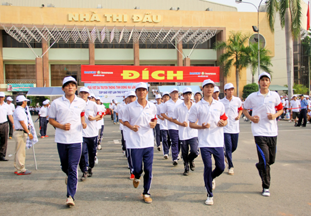 Trường cao đẳng trang trí mỹ thuật Đồng Nai về hạng nhất nội dung chạy đều tập thể. Ảnh: H.ANH