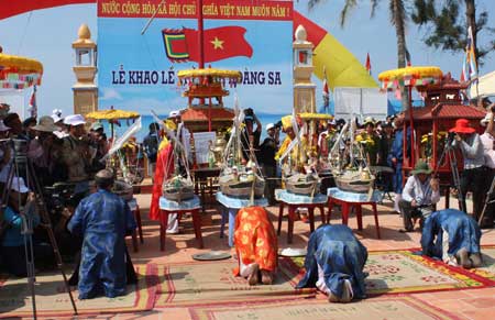 Thông qua lễ khao lề thế lính Hoàng Sa người dân hiểu rõ hơn cội nguồn về Hoàng Sa của nước Việt Nam. Ảnh: T.L