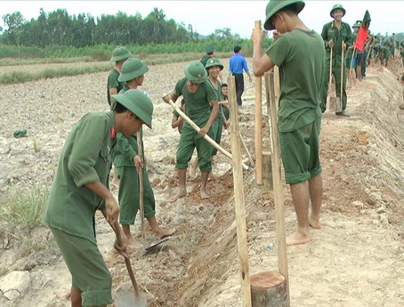 hàng trăm cán bộ, chiến sĩ thuộc các lực lượng vũ trang đóng chân trên địa bàn huyện đồng loạt ra quân tu sửa hơn 1,5 km đường giao thông; nạo vét hàng chục km hệ thống kênh mương nội đồng phục vụ sản xuất vụ hè-thu