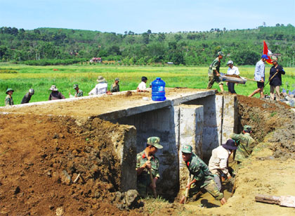 Troops help local people enhance public sanitation