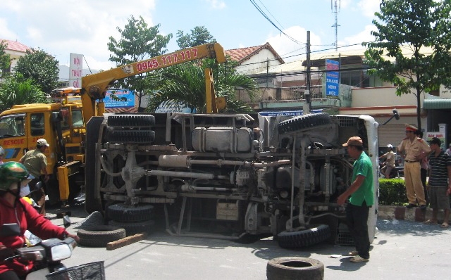 Sau tình huống bất ngờ, chiếc xe đã lật nhào xuống đường