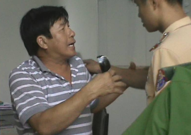 Khởi tố Việt kiều chống người thi hành công vụ