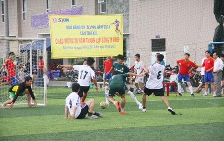 15 đội tham dự Giải bóng đá mini SYM 2013