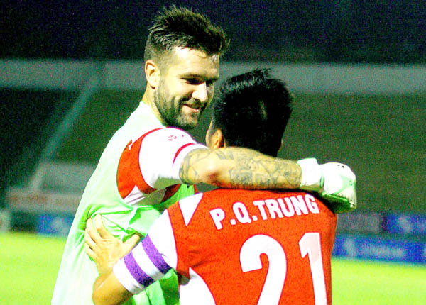 Trung vệ Van Bakel vẫn có thể ra sân cuối tuần này