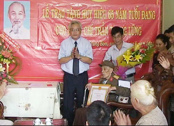 Trảng Bom: trao tặng huy hiệu 65 tuổi Đảng