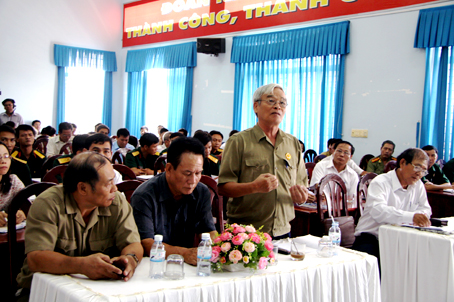 Đại biểu đặt câu hỏi tại buổi nói chuyện về biển đảo do Hội Luật gia Đồng Nai tổ chức. Ảnh: C. Nghĩa