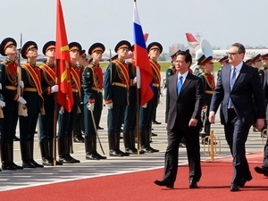 Prime Minister Nguyen Tan Dung is welcomed at the airport (