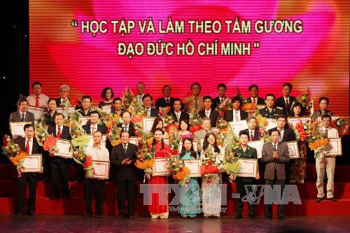 Trao giải thưởng cho các tác giả đoạt giải C. Ảnh: TTXVN