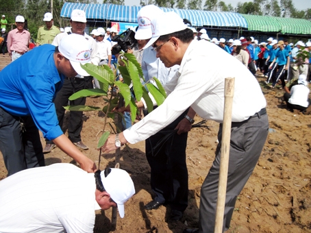 Các đồng chí lãnh đạo tỉnh tham gia trồng cây nhân ngày “Tết trồng cây đời đời nhớ ơn Bác Hồ” năm 2013. Ảnh: H.Đăng