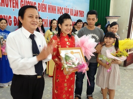 Phó bí thương trực Thành ủy Biên Hòa Phan Văn Trước trao giải nhất cho cô Phan Thị Lý (Trường mầm non Hướng Dương)