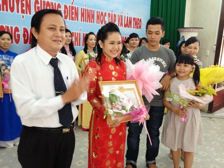 Thí sinh Phan Thị Ly đoạt giải nhất Hội thi kể chuyện gương điển hình học tập và làm theo tấm gương đạo đức Hồ Chí Minh