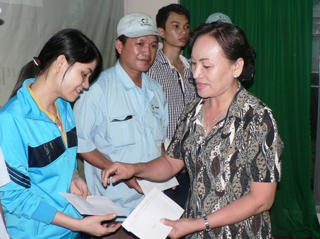 Ban tổ chức trao quà cho thanh niên công nhân