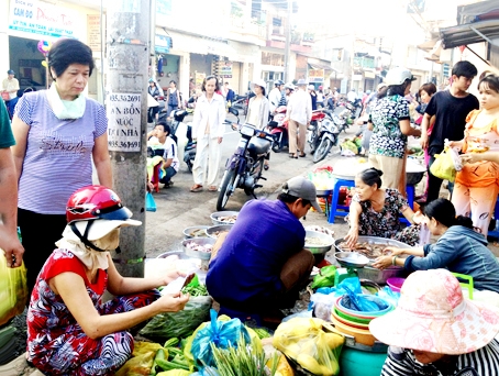 Vỉa hè và đường Hồ Văn Đại (phường Quang Vinh) biến thành chợ Cây Chàm. (Ảnh chụp lúc 7 giờ 30 ngày 19-5-2013).            Ảnh: Gia Ân